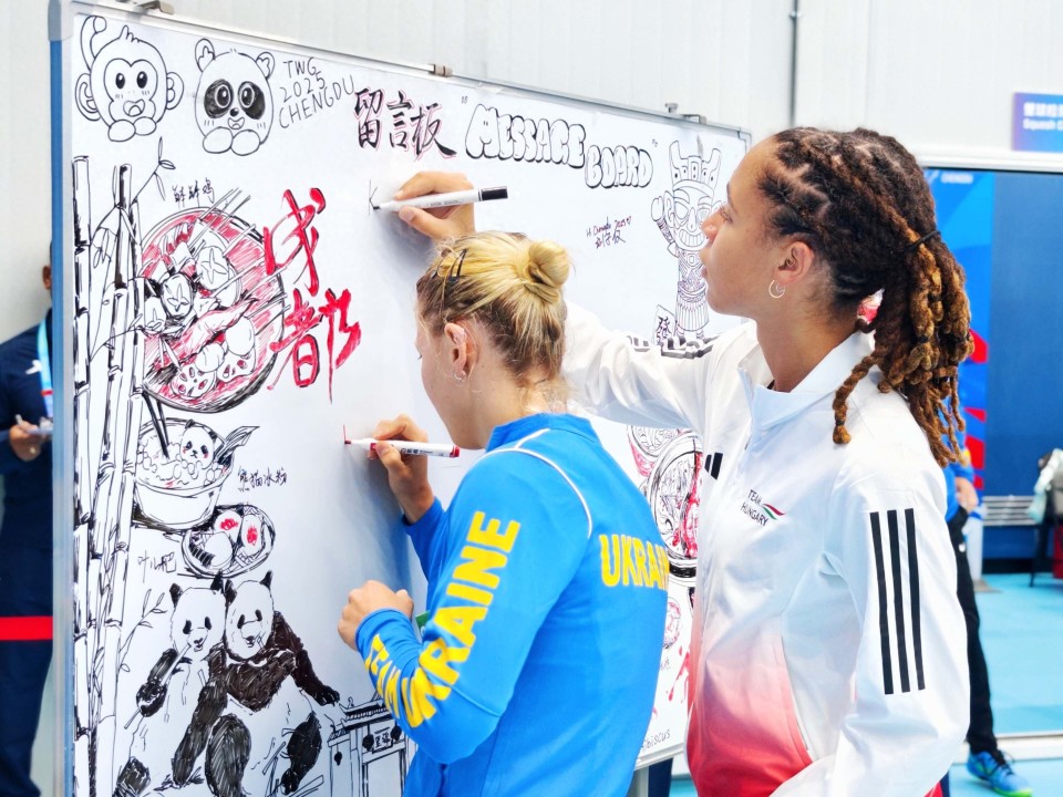 环球中心和, 自世界各地, 的留言板上