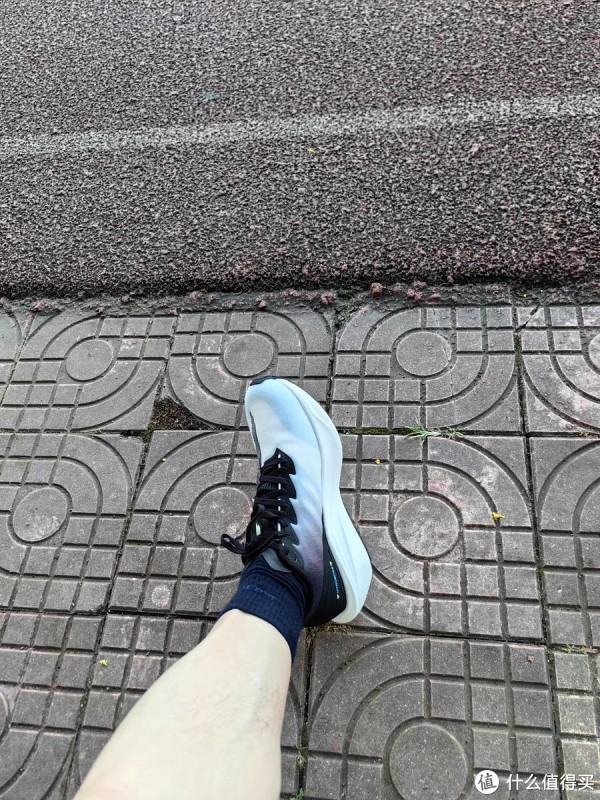 前腿屈膝, 把脚跟拉向